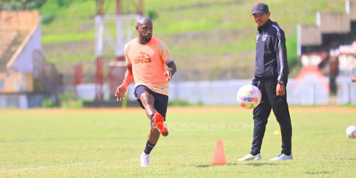 Striker Persipura Boaz Solossa (kiri) saat berlatih di Stadion Mandala Jayapura, ditemani Pelatih Persipura, Ricardo Salampessy.