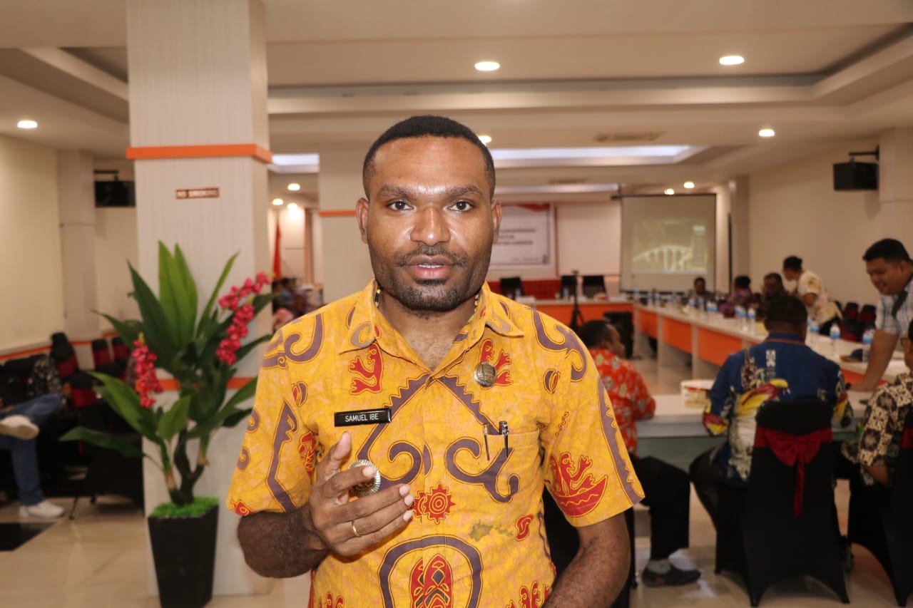 Kadistrik Waris, Samuel Ibe saat memberikan keterangan kepada Ceposonline.com, Selasa (03/12/2024).