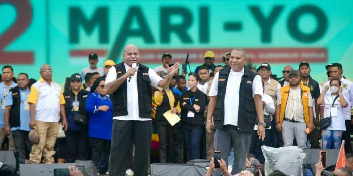 Paslon nomor urut 2, Matius Fakhiri dan Aryoko Rumaropen (MARI-YO) saat kampanye akbar di Kota Jayapura.