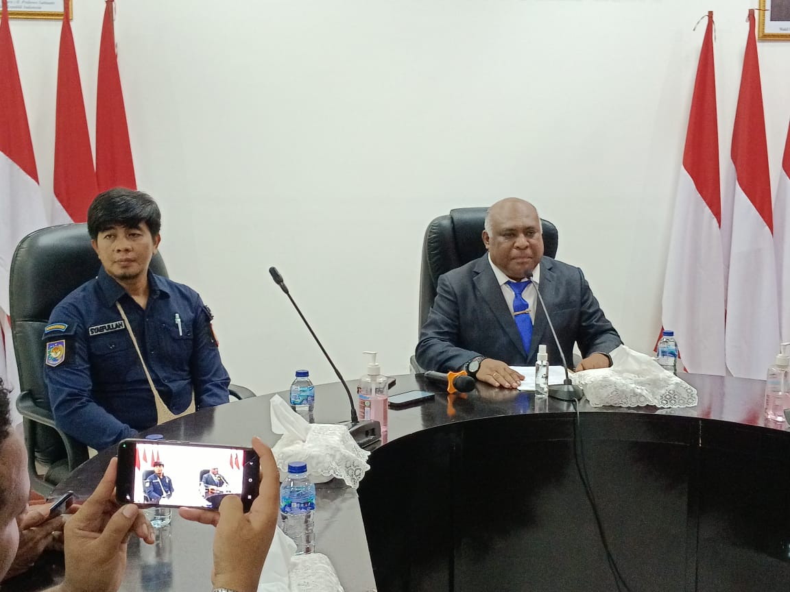 Kepala  BKPSDM Papsel Alberth Alexander Rapami memberikan keterangan terkait hasil testing SKD CPNS Papsel belum diumumkan di gedung negara, Jumat (6/12/2024). Ceposonline.com/Sulo
