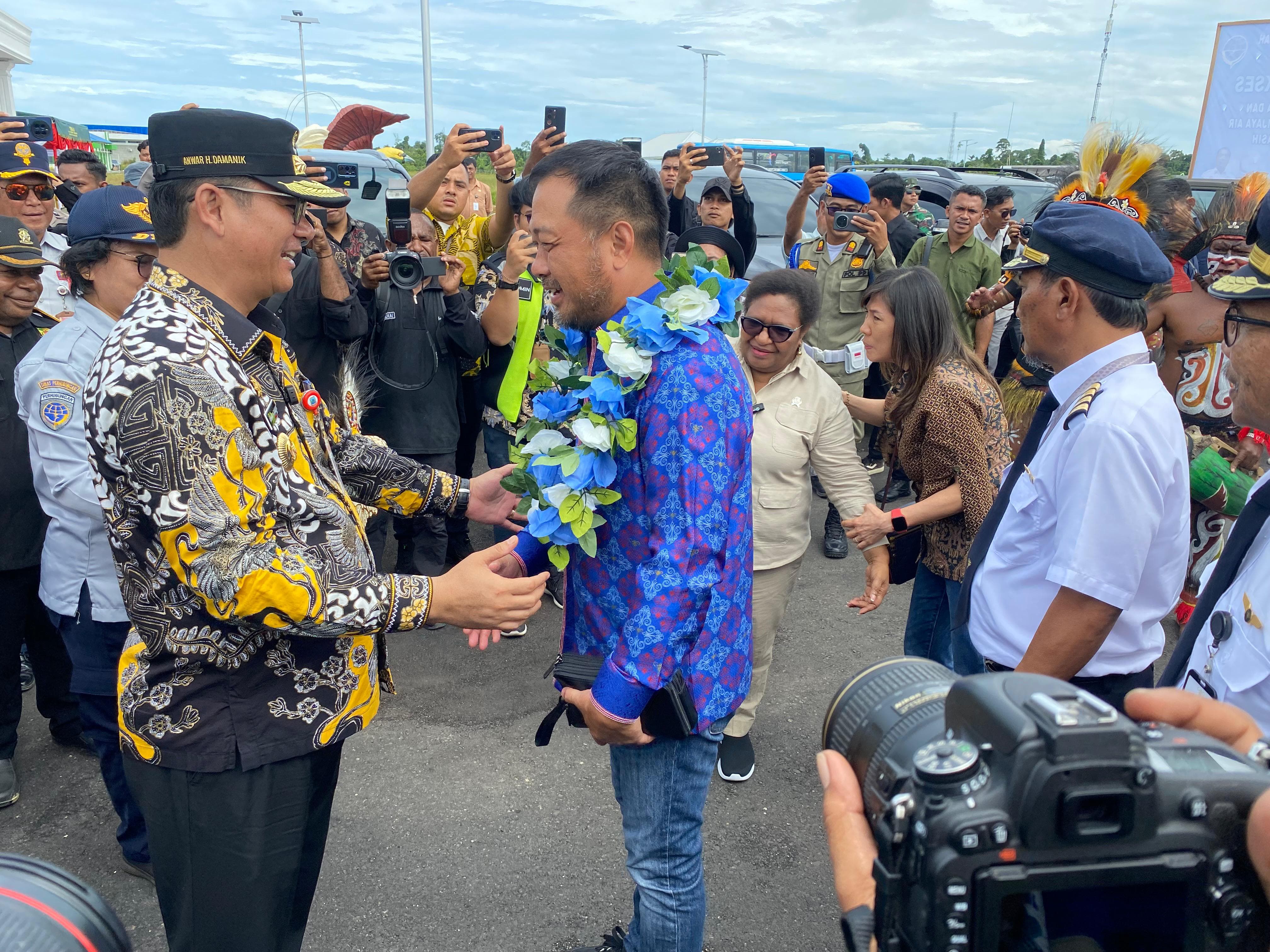 Pj. Gubernur Papua Tengah, Anwar Harun Damanik saat menggalungkan Bunga kepada Direktur Utama Sriwijaya Air, Jefferson Irwin Jauwena di halaman VIP ROOM Bandar Udara Douw Aturure Nabire.