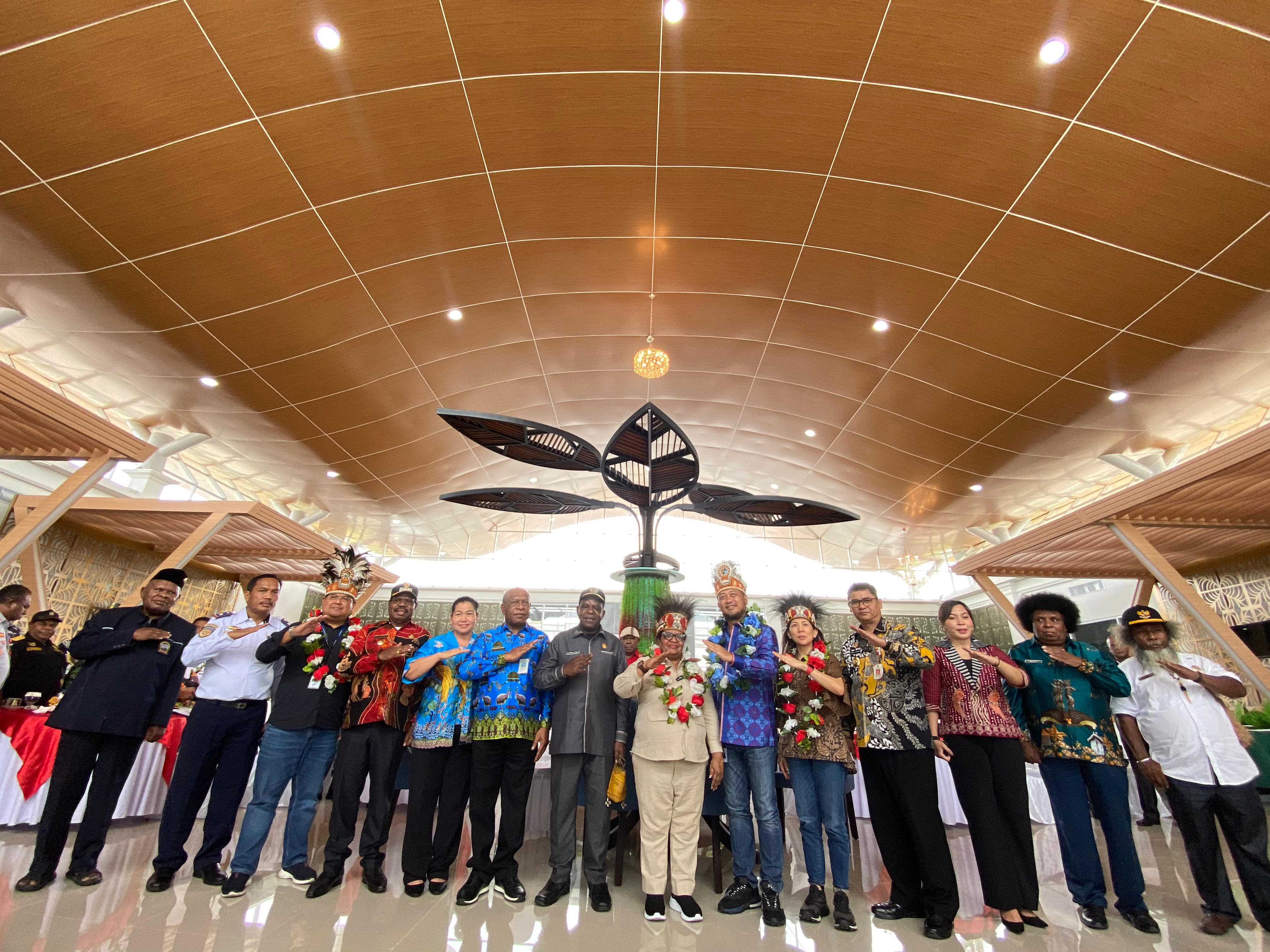 Foto Bersama Wamendagri, Ribka Haluk, Pj. Gubernur Papteng,Anwar Harun Damanik, Dirut Sriwijaya Air, Jefferson Irwin Jauwena dan seluruh Forkopimda yang sambut landing perdana Maskapai Sriwijaya Air.