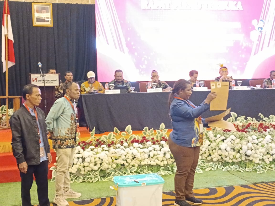 Ketua KPU Asmat Aloysia Hahare saat menunjukan berita acara hasil pleno tingkat kabupaten yang masih  tersegel pada pleno penghitungan tingkat Provinsi Papua Selatan, di Swiss Belhotel, Merauke.