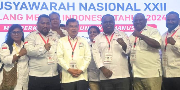 Katua PMI Papua, Zakius Degei, bersama Ketua PMI Jusuf Kalla di Jakarta.