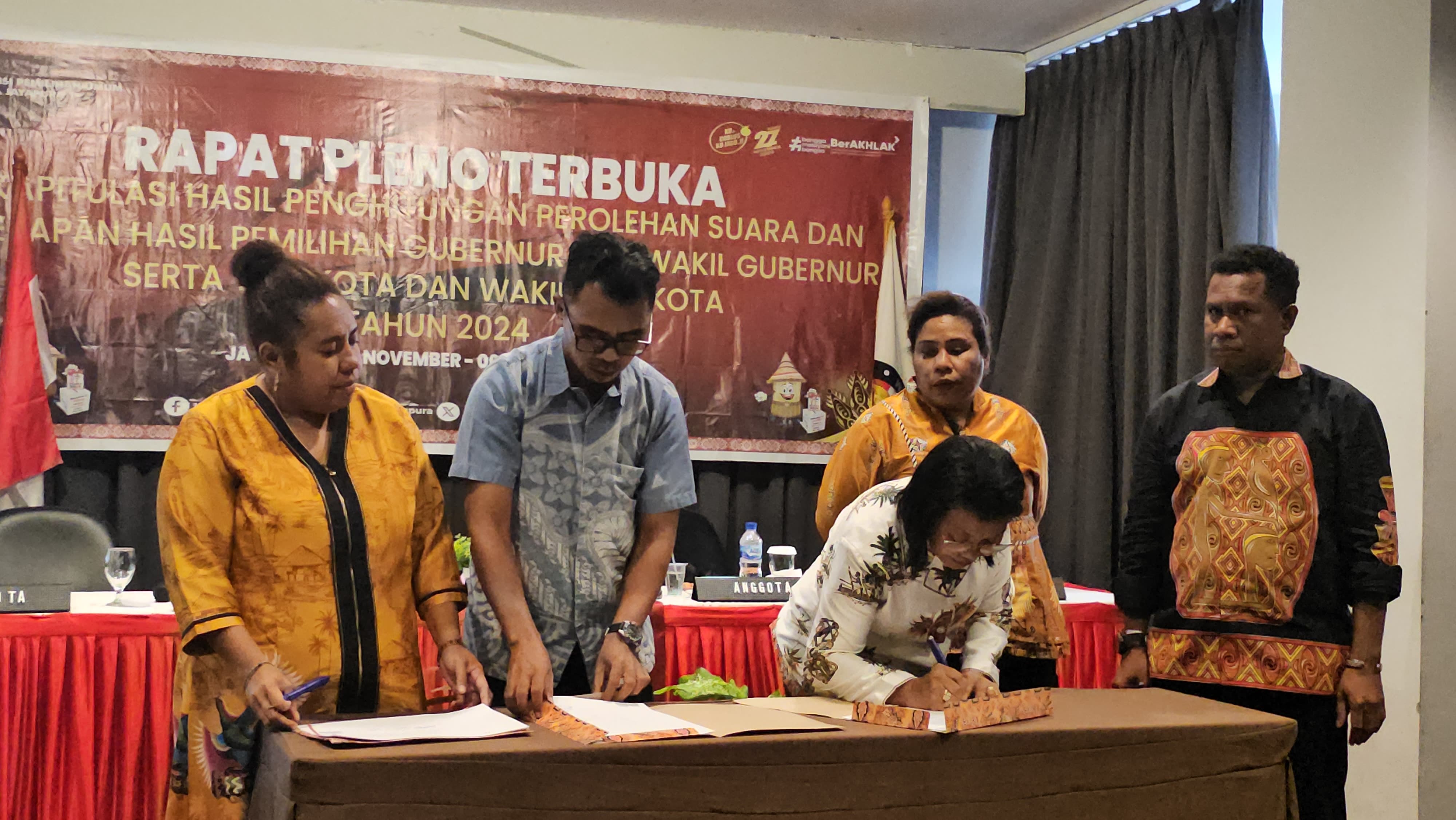 Ketua KPU Kota Jayapura, Martapina Anggai bersama 4 anggota saat menandatangani berita acara pleno hasil perolehan suara Pilkada Kota Jayapura. (Foto: HANS PALEN/CEPOSONLINE.COM)