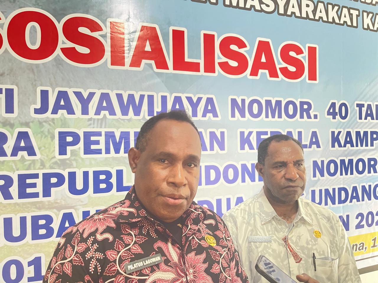 Plt&nbsp; Sekda Kabupaten Jayawijaya, Pilatus Lagoan, SE didampingi Kepala Dinas Pemberdayaan Masyarakat Kampung Lepinus Gombo, S.Pd, M.Pd. Deni/ Ceposonline