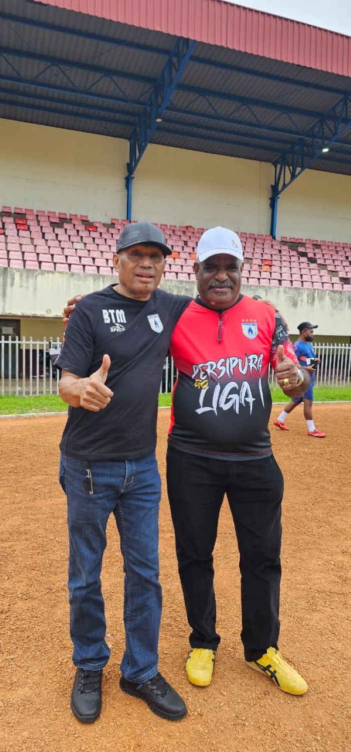 BTM dan ABR foto bersama ketika mendatangi latihan Tim Persipura di Stadion Mandala Jayapura belum lama ini. (Foto: HANS PALEN/CEPOSONLINE.COM).