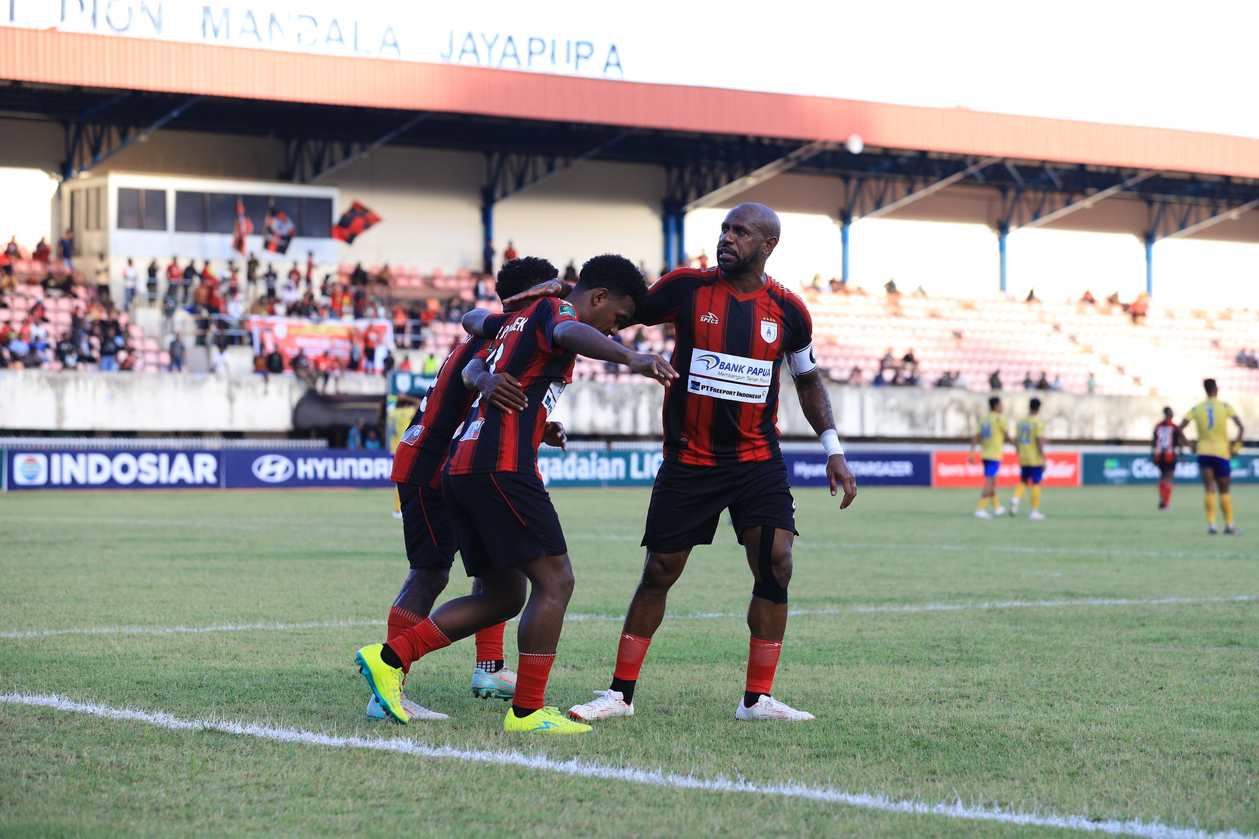 Kapten Persipura Boaz Solossa bersama Ramai Rumakiek dan Arodi Uopdana.