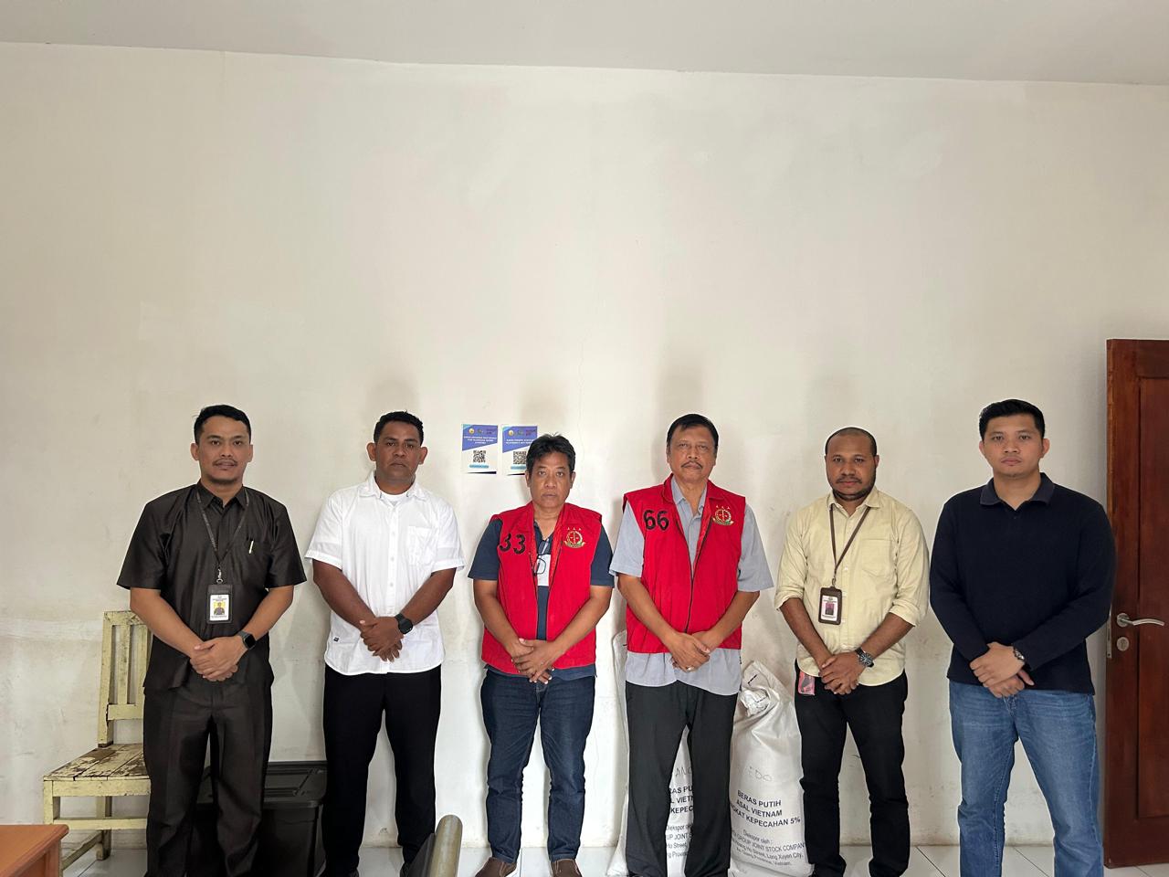 Mantan Kadishub Mappi dan Penyedia jasa yang telah ditetapkan sebagai tersangka saat dilimpahkan Kejaksaan Negeri Merauke ke Pengadilan Tipikor Jayapura dan menjalani penahanan selama 20 hari kedepan,