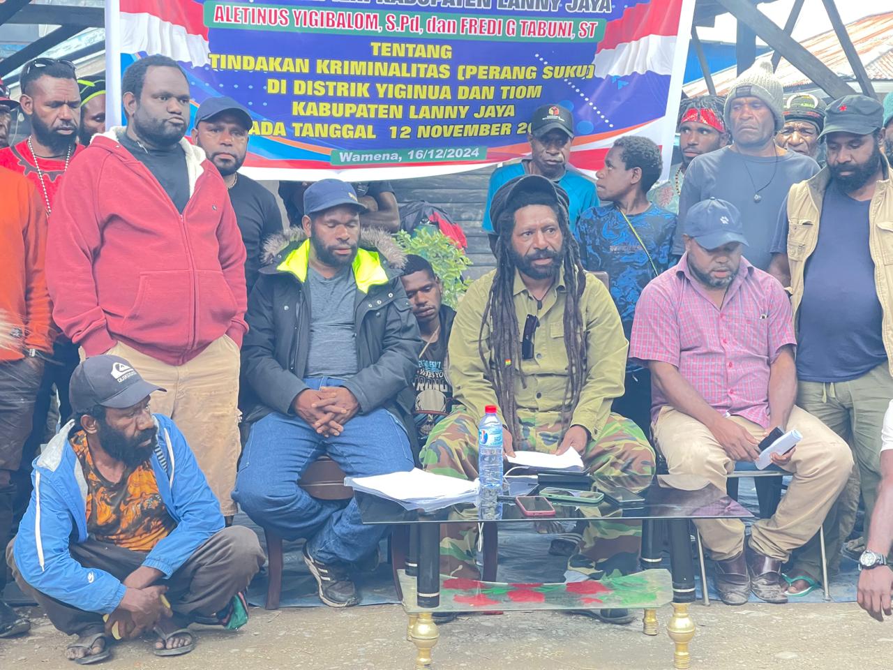 Ketua Koalisi Ninawi Abua Dani Yoman S.IP saat memberikan keterangan di tengah masyarakat Lanny Jaya di Wamena, Senin (16/12/2024)