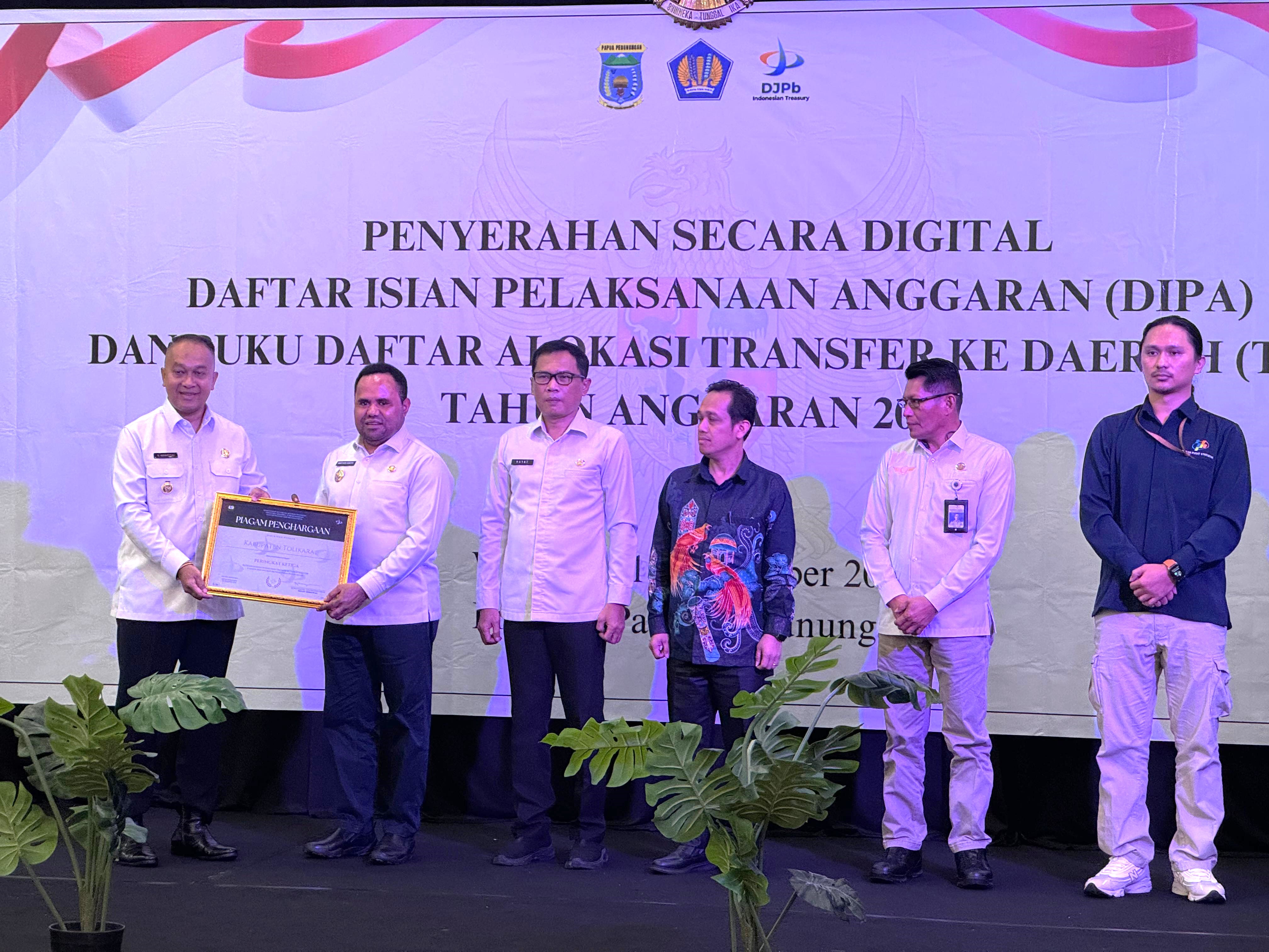 Penjabat Gubernur Prov.Papua Pegunungan, Dr. Velix Vernando Wanggai, SIP.,MPA menyerahkan penghargaan Kementerian Keuangan kepada Pj Bupati Tolikara, Marthen Kogoya, SH.,M.AP di Wamena, Rabu (18/12).