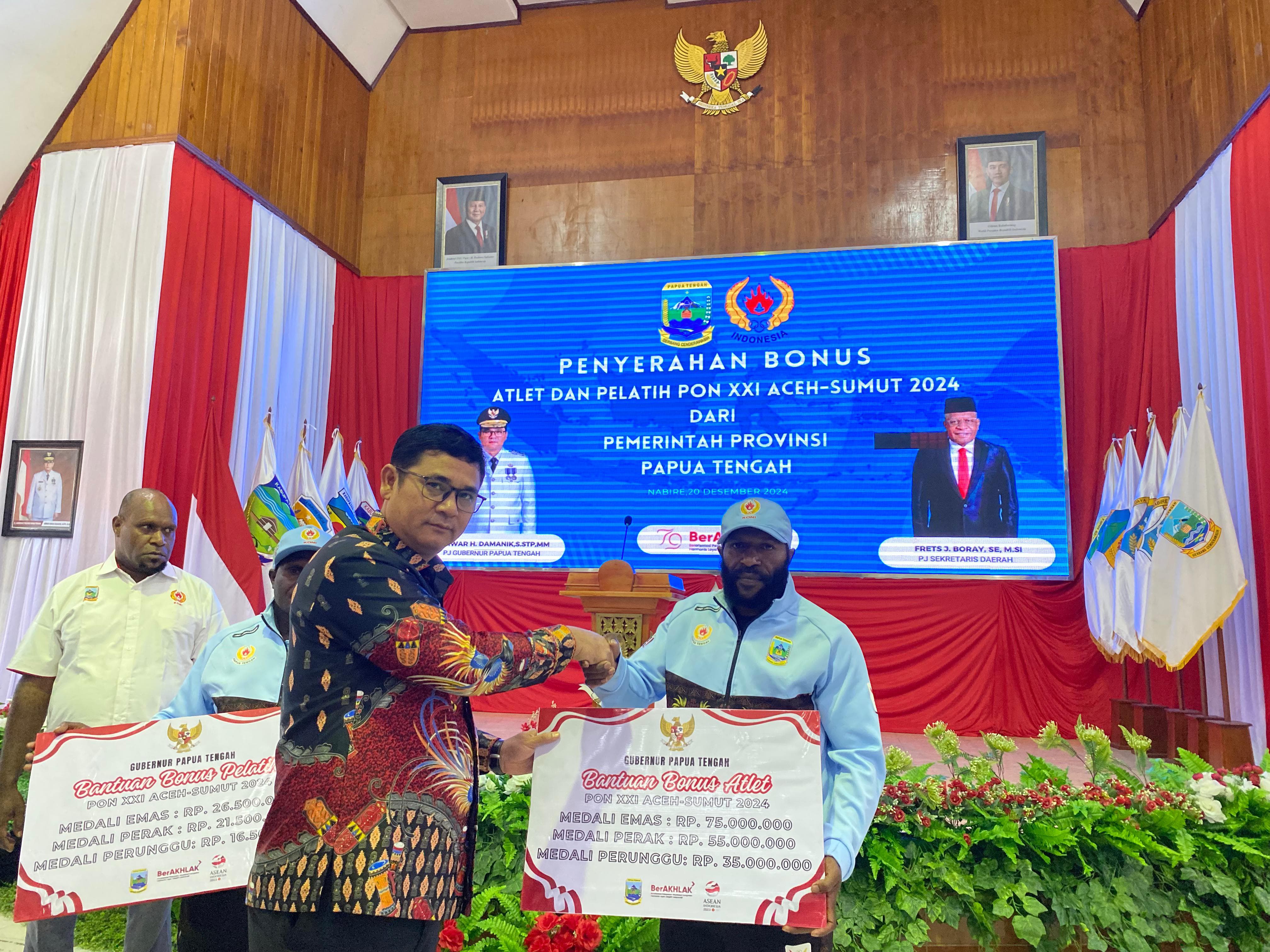 Pj. Gubernur Papua Tengah, Anwar Harun Damanik saat menyerahkan secara simbolis kepada perwakilan atlet berprestasi di aula kantor Gubernur Papua Tengah. (Theresia/Cepos)