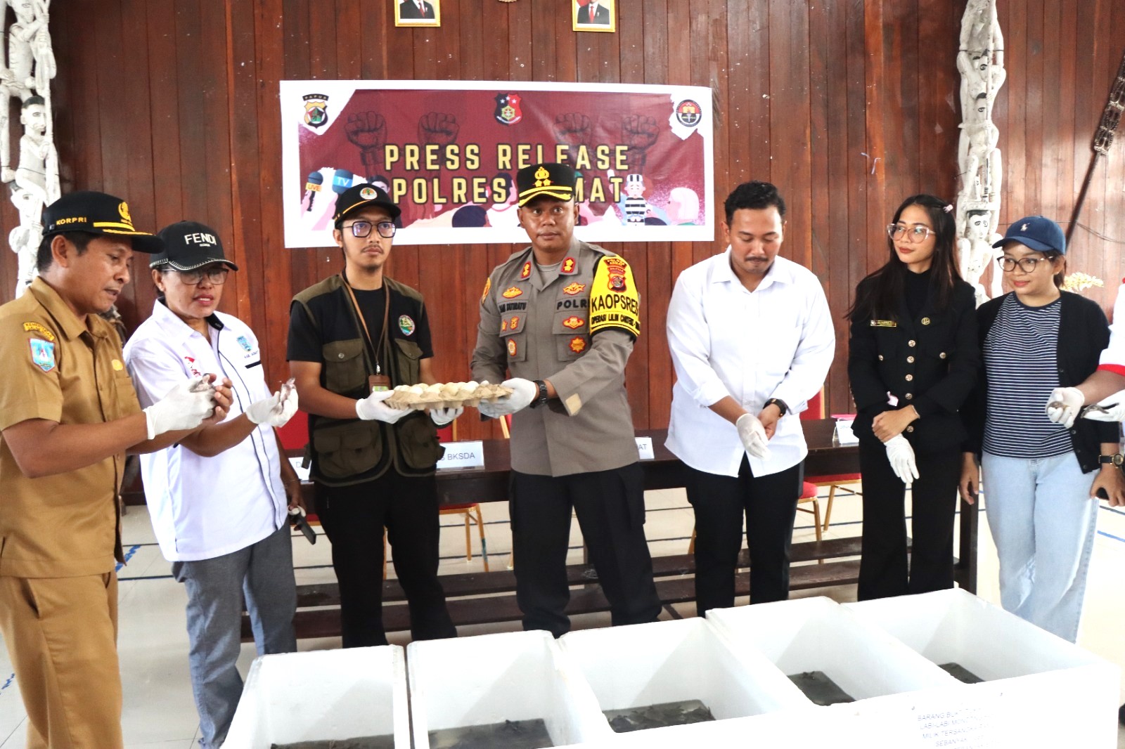 Polres Asmat saat menggelar konferensi pers dalam pengungkap kasus perdagangan ribuan Labi-Labi Moncong Babi di Aula Wira Pratama, Senin (23/12/2024).&nbsp;Foto: Humas Polda Papua