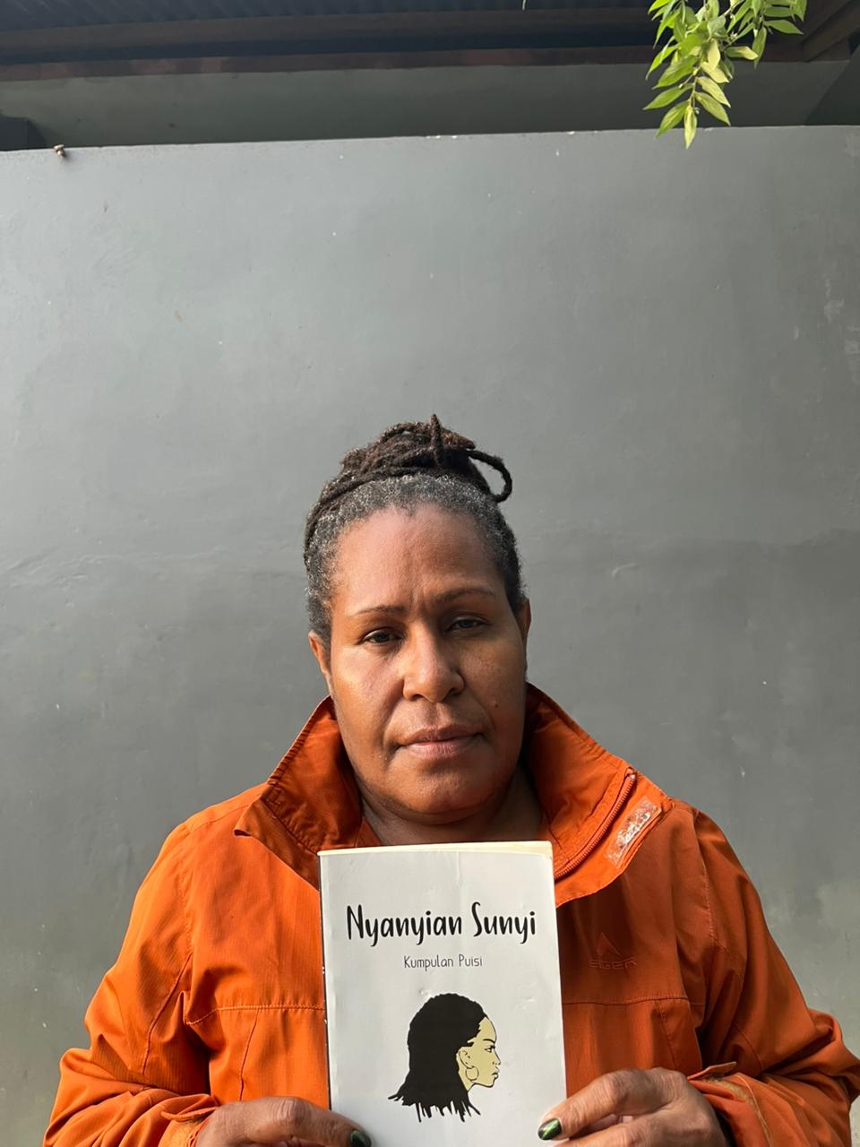 Esther Haluk saat foto dengn buku &lsquo;Nyanyian Sunyi&rsquo; kumpulan puisi yang menobatkannya mendapat penghargaan Dermakata Award 2024 kategori fiksi.&nbsp;Esther fo Cepos