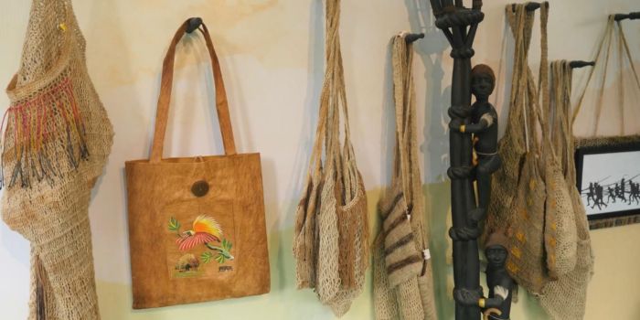 Ragam ukiran Kamoro dan noken anyam menghiasi Anjungan Sarinah dalam Festival Noken Tanah Papua 2024.