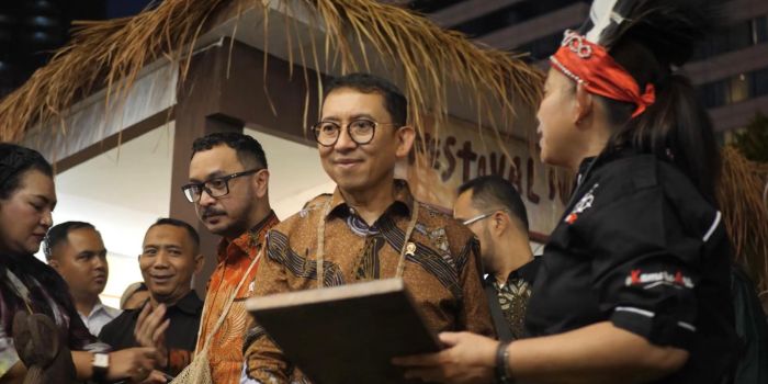 Menteri Kebudayaan Fadli Zon mengunjungi stan pameran karya seni Suku Kamoro yang menampilkan karya seni noken anyam dan ukiran Dalam Festival Noken Tanah Papua 2024 di Jakarta, (20-22/12).