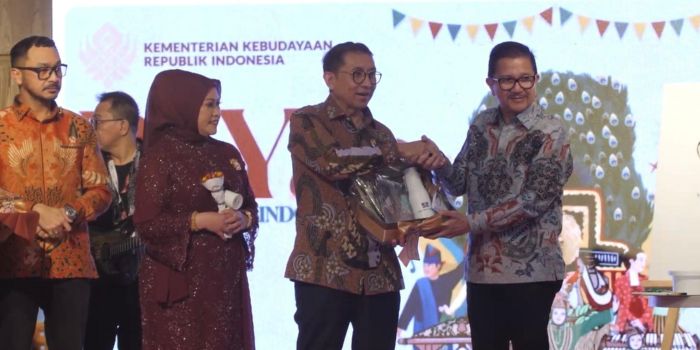 Presiden Direktur PT Freeport Indonesia (PTFI) Tony Wenas menyerahkan cendera mata karya seni Kamoro kepada Menteri Kebudayaan Fadli Zon pada Festival Noken Tanah Papua 2024, (20/12).