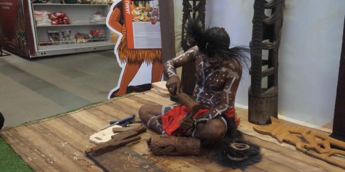 Seniman ukir Suku Kamoro memberikan pelatihan mengukir kepada pengunjung Festival Noken Tanah Papua 2024 di Jakarta, (20/12).