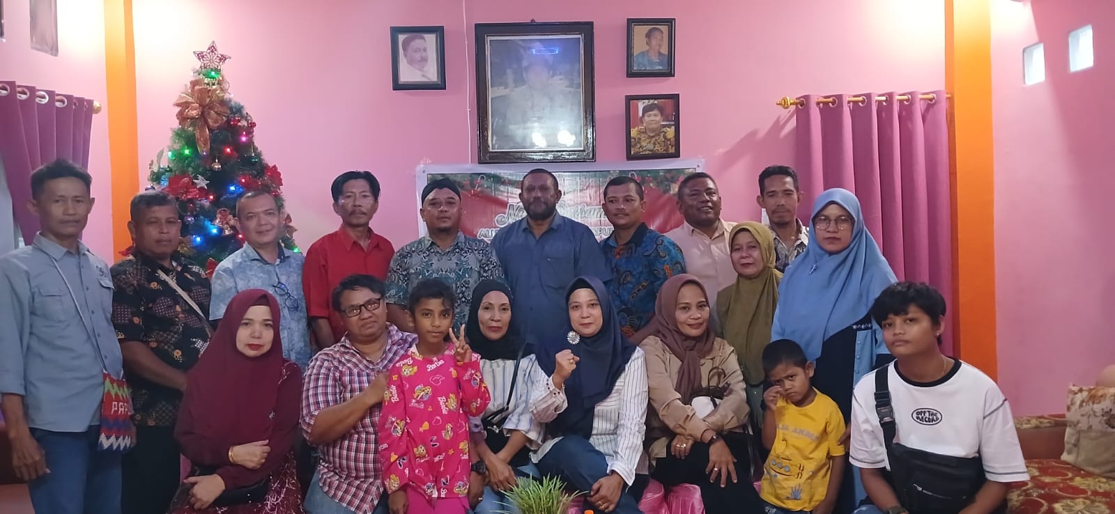 Foto bersama Pengurus dan Alumni STM Negeri Jayapura 96 di kediaman Luther Bully di Entrop, Minggu 29 Desember 2024.