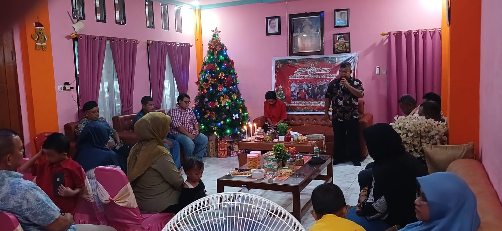 Suasana Natal bersama Alumni STM Negeri Jayapura 96 di kediaman Luther Bully di Entrop, Minggu 29 Desember 2024. (Foto Amrullah for ceposonline.com)