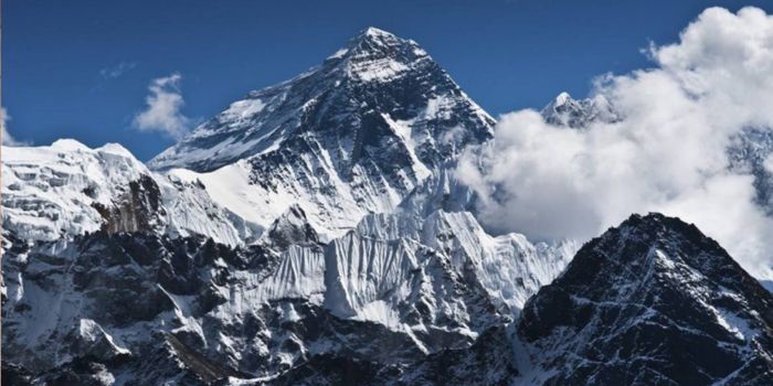 ilustrasi puncak Jaya Wijaya (Cartenz Pyramid) (Sumber : pesonaindo.com)