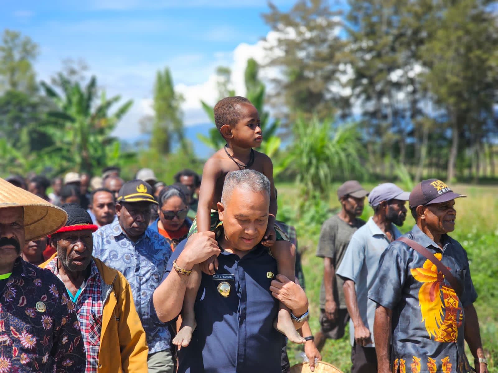 Pj Gubernur Papua Pegunungan, Velix Wanggai saat menggendong salah satu anak belum lama ini. (Foto Istimewa)