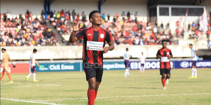 Ramai Rumakiek saat melakukan selebrasi di Stadion Mandala Jayapura, usai membobol gawang RANS Nusantara pada 14 September 2024 lalu. (ERIANTO/CEPOSONLINE.COM).