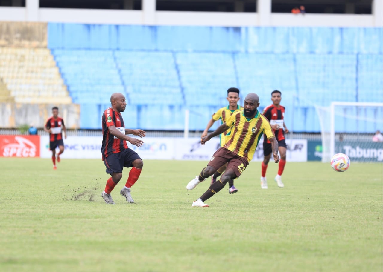 Pemain Persewar dan Persipura saat berebut bola pada pertandingan di Stadion Mandala Jayapura, Sabtu (4/1/2025)