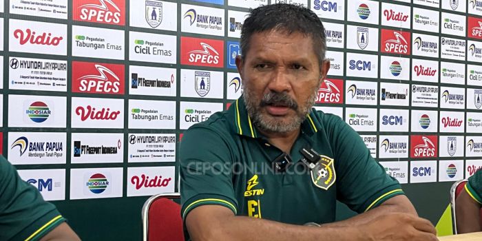 Pelatih Persewar, Eduard Ivakdalam, dalam sesi wawancara usai pertandingan melawan Persipura, Sabtu 4 Januari 2025.