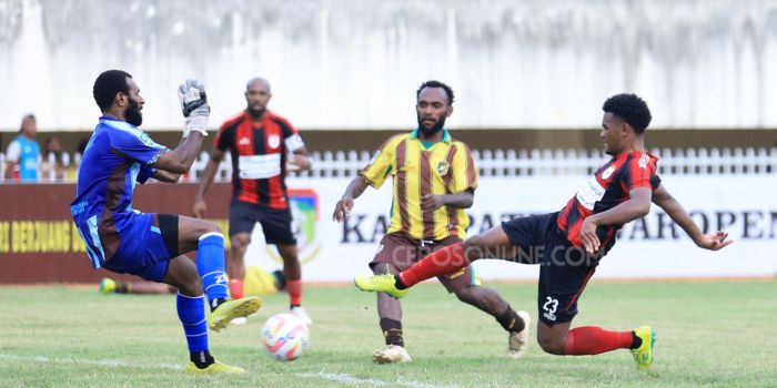 Duel antara tim Papua, Persipura Jayapura dan Persewar di Stadion Mandala Jayapura, Sabtu 4 Januari 2025.