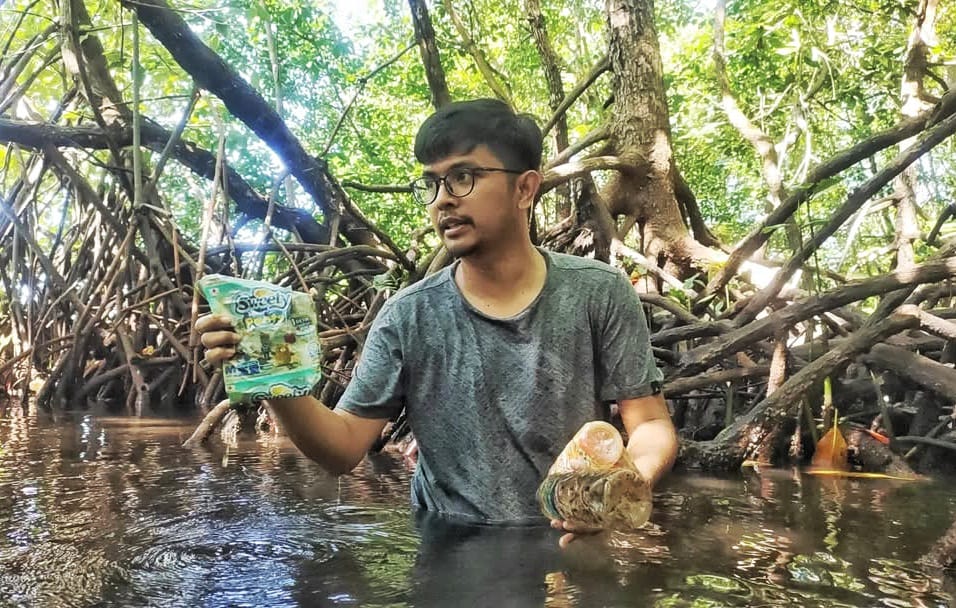 Juru Kampanye Hutan, Greenpeace Indonesia, Ikbal Damanik saat berada di hutan bakau Entrop beberapa waktu lalu. (Foto: Ikbal For Cepos)