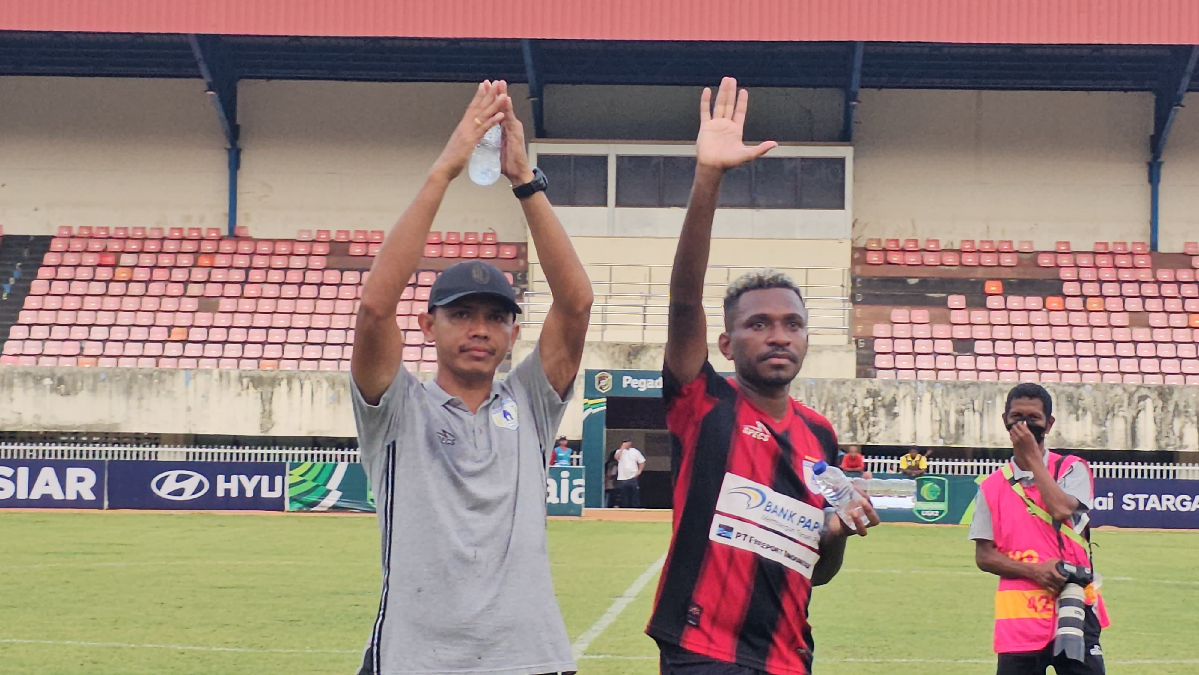 Pelatih Persipura, Ricardo Salampessy bersama Alex Dosay merayakan kemenangan usai melawan tuan rumah Persewar Waropen di Stadion Mandala Sabtu (04/01/2025). (CEPOSONLINE.COM/HANS PALEN)