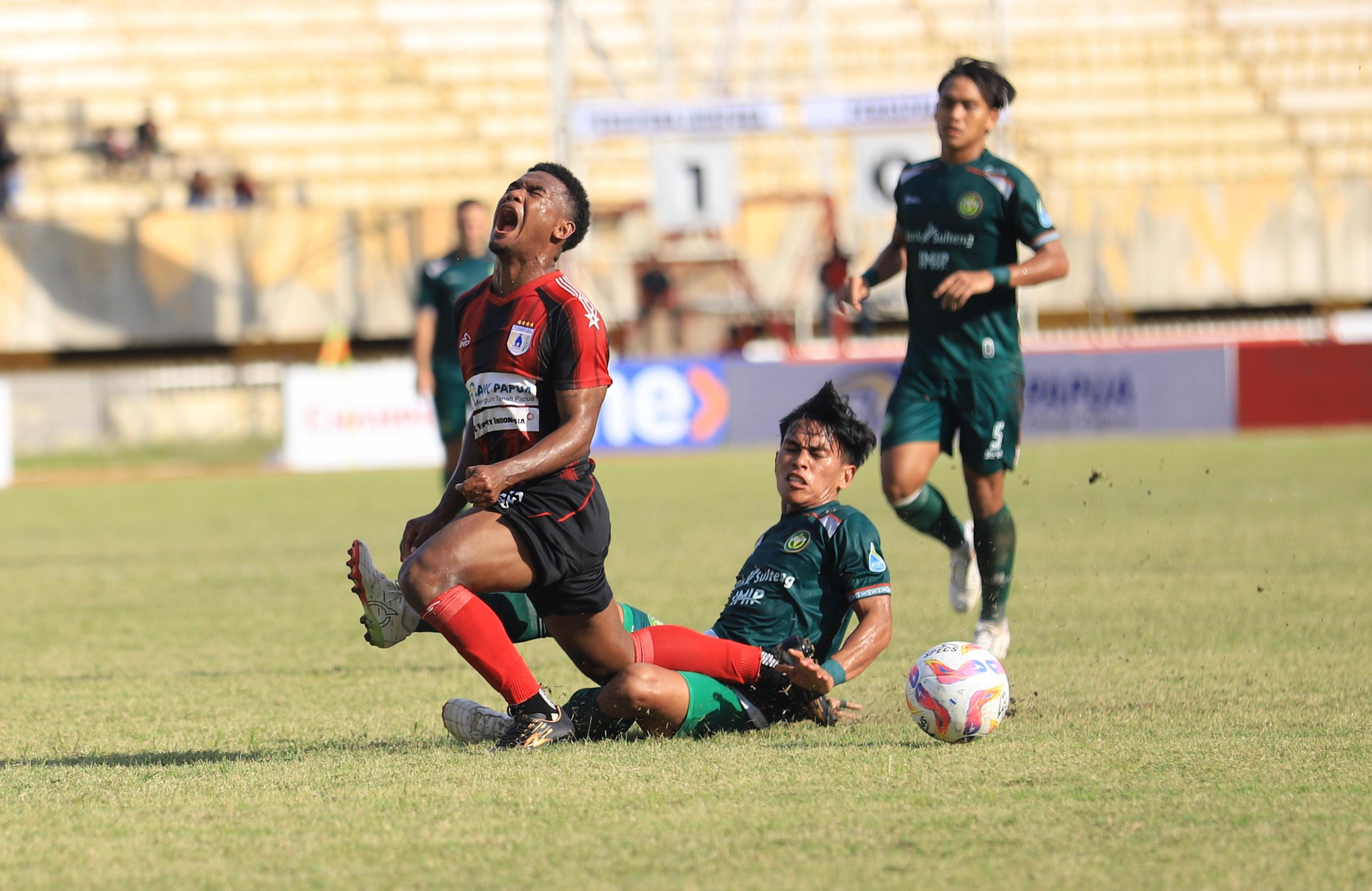 Penyerang Persipura Jayapura, Ramai Rumakiek saat dihadang pemain Persipal Palu di Stadion Mandala Jayapura dalam lanjutan Liga 2 2024/2024 grup C pada 9 November silam. (CEPOSONLINE.COM/ERIANTO)
