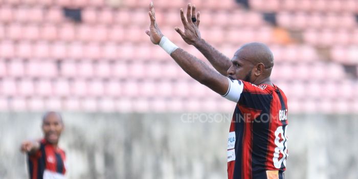 Striker Persipura, Boaz Solossa.