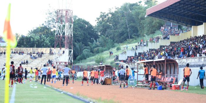 ampak para pendukung Persipura Jayapura saat memberikan dukungan kepada Boaz Solossa dan kawan-kawan di Stadion Mandala Jayapura pada 20 Desember lalu. (CEPOSONLINE.COM/ERIANTO).