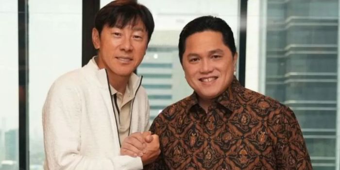Ketua Umum PSSI, Erick Thohir (kanan), bersama eks Pelatih Timnas Indonesia, Shin Tae-yong (kiri).