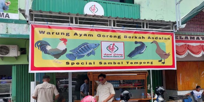 Foto-Rumah Makan Ayam Goreng Berkah Andalan di Paldam, Kelurahan Gurabesi, atau disamping Masjid Baiturahim Kota Jayapura mulai dibuka Senin (6/10).