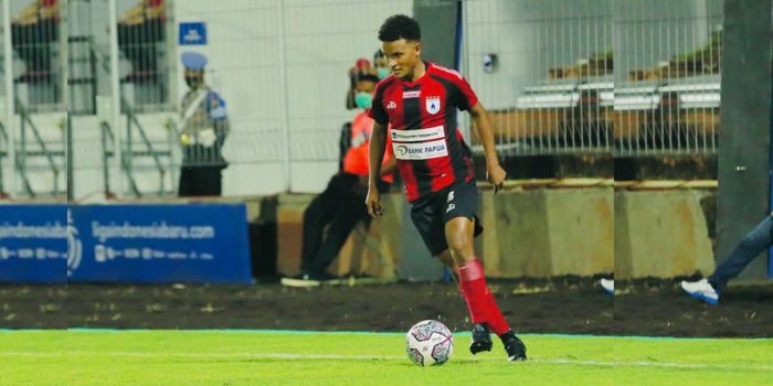 David Rumakiek saat berseragam Persipura. Kini dia menyatakan pamit dari tim Mutiara Hitam.