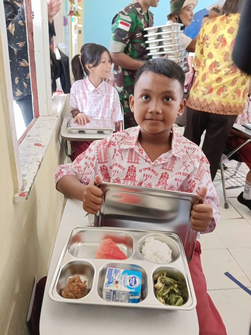 Pelajar SD YPPK Budi Mulia Merauke, saat menerima uji coba MBG yang diberikan SPPG-BGN) kerja sama dengan Kodim 1707/Merauke.(SULO/CEPOSONLINE.COM).