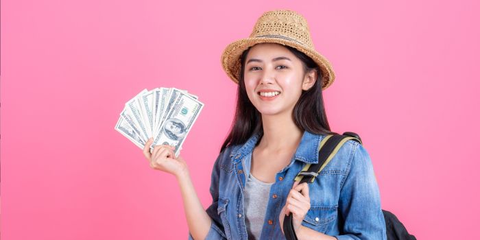 Liburan panjang akhir bulan lebih nyaman! Gunakan Debit BRI Multicurrency untuk transaksi belasan mata uang asing dalam 1 kartu.