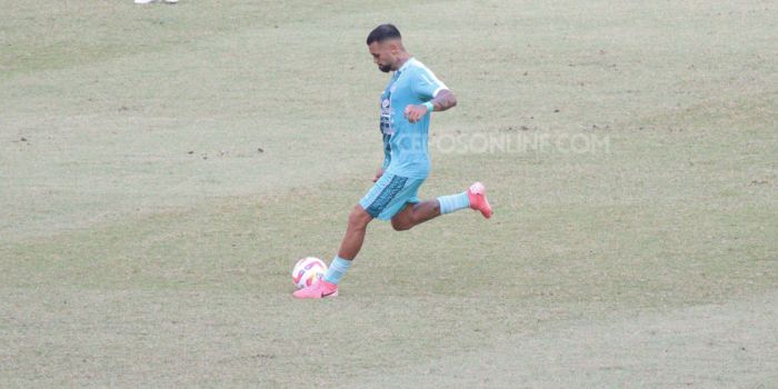 Bek PSBS Biak, Julian Velazquez, saat menendang bola pada pertandingan melawan Persib Bandung di Stadion Lukas Enembe.
