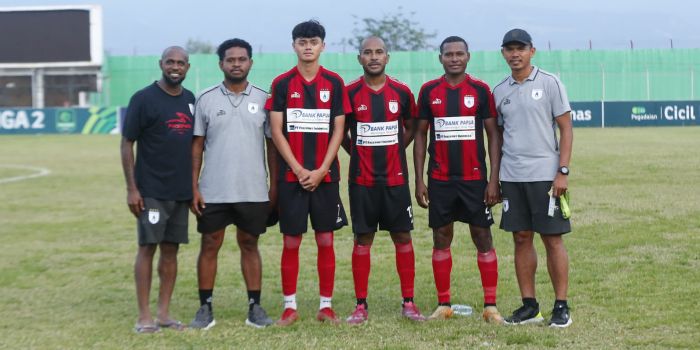 FOTO DARI KIRI KE KANAN: Reno Salampessy (tengah) foto bersama para legenda hidup Persipura: Boaz Solossa, Immanuel Wanggai, Ian Louis Kabes, Tinus Pae, Ricardo Salampessy.