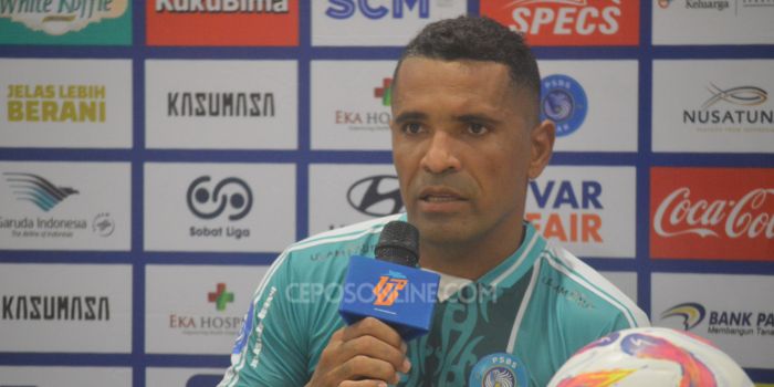 Alberto Goncalves saat memberikan keterangan pers usai laga PSBS Biak vs Persib di Stadion Lukas Enembe.