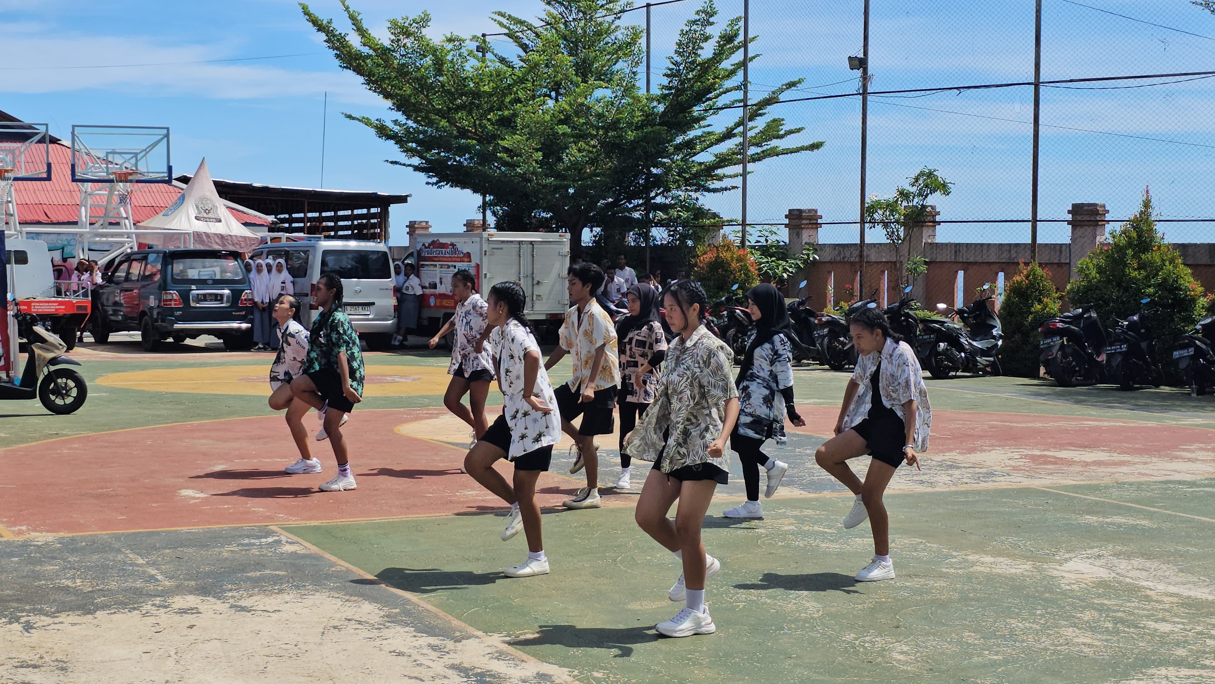 Penampilan tim Dance SMA Negeri 2 Jayapura saat Roadshow Honda DBL With Kopi Good Day 2025 yang digelar di halaman SMA Negeri 2 Jayapura, Senin (13/1/2025).