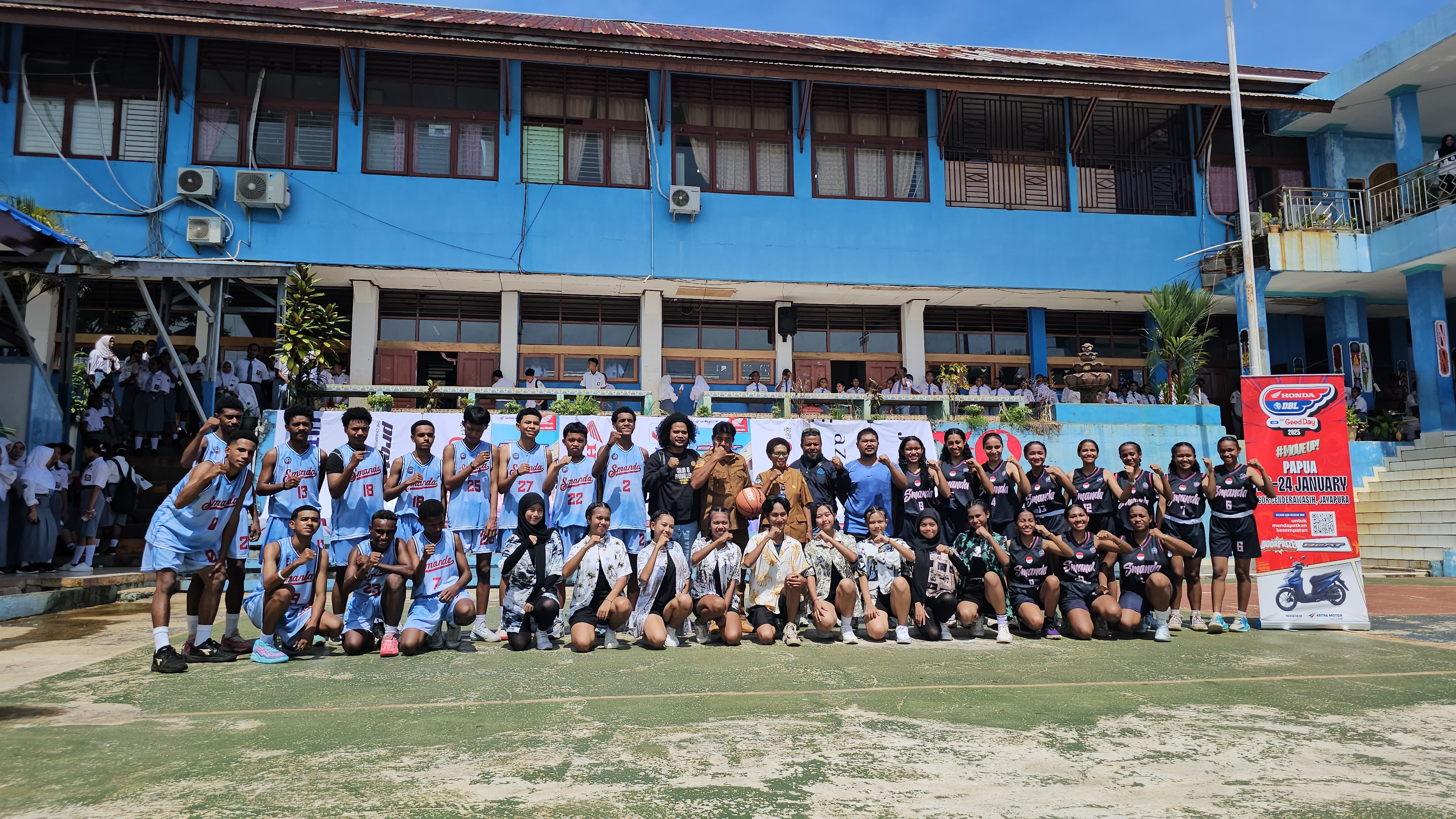 Tim Basket Putra dan Putri serta tim Dance SMAN 2 Jayapura saat foto bersama didampingi para guru dan pelatih usai acara roadshow Honda DBL Kopi Good Day, Senin (13/1/2025) (CEPOSONLINE.COM/HANS PALEN