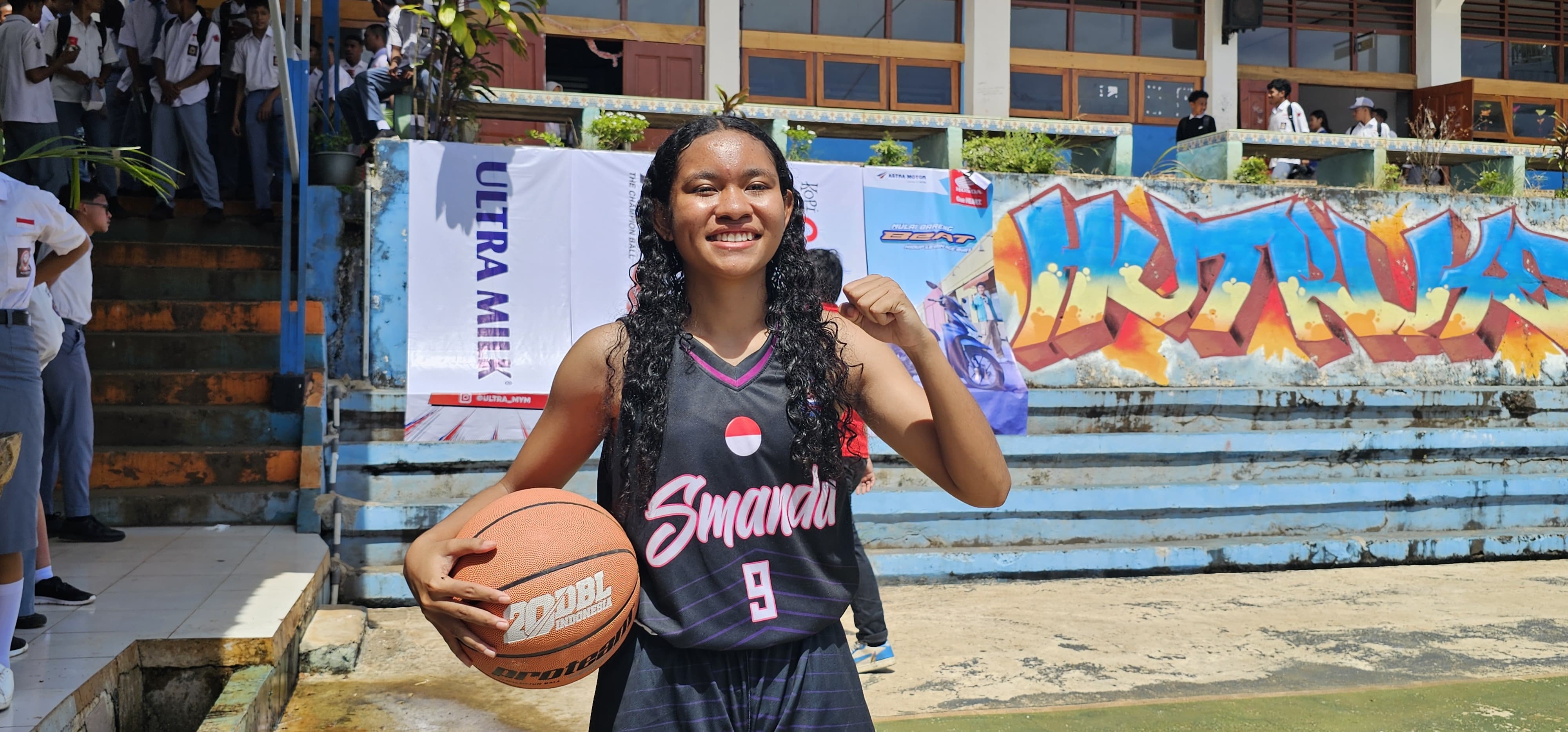 Kapten Tim Basket Putri SMAN 2 Jayapura, Giselle Andien. (CEPOSONLINE.COM/HANS PALEN).