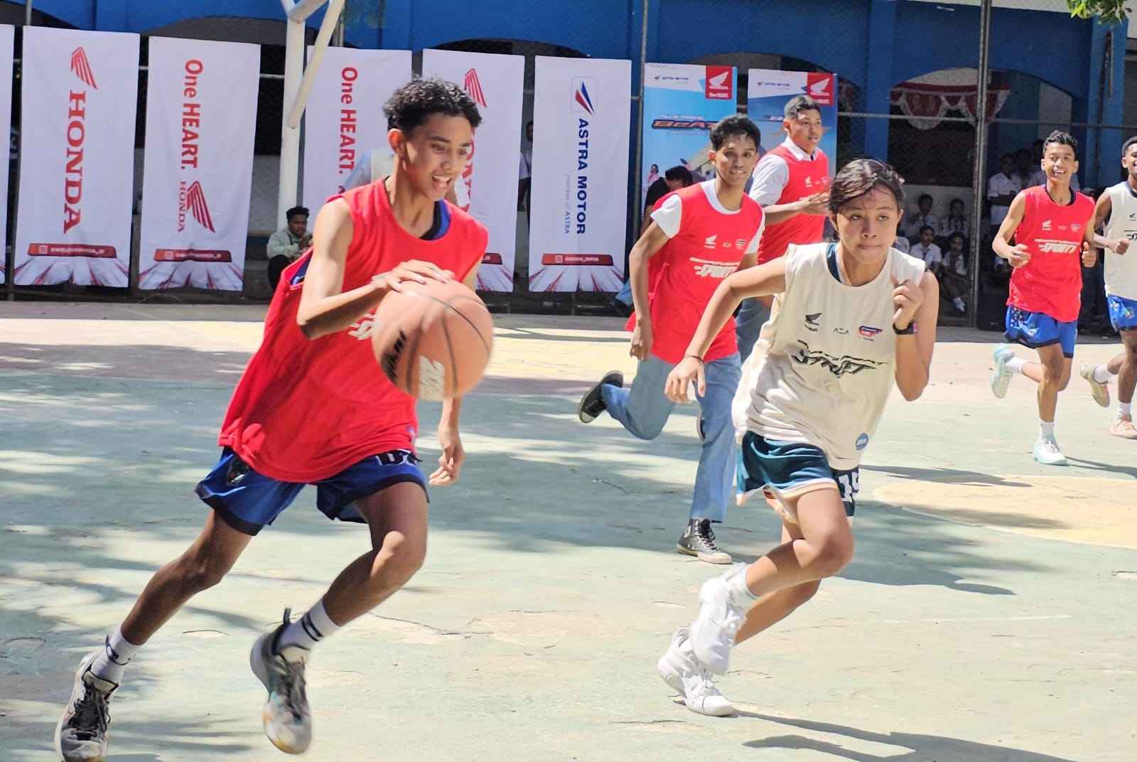 Para pembasket putra dan putri SMA Negeri 4 Jayapura saat melakukan game pada roadshow Honda DBL With Kopi Good Day 2025 Papua, Selesa (14/1/2025) .(CEPOSONLINE.COM/HANS PALEN)