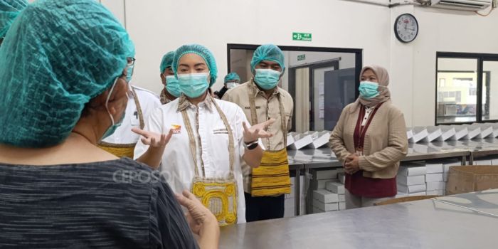 Anggota Komisi VII, Dewan Perwakilan Rakyat (DPR) Republik Indonesia, Rahayu Saraswati saat mengunjungi Orie Food Sp3 yang digadang-gadang bakal menjadi dapur umum MBG, Senin (13/1/2025).