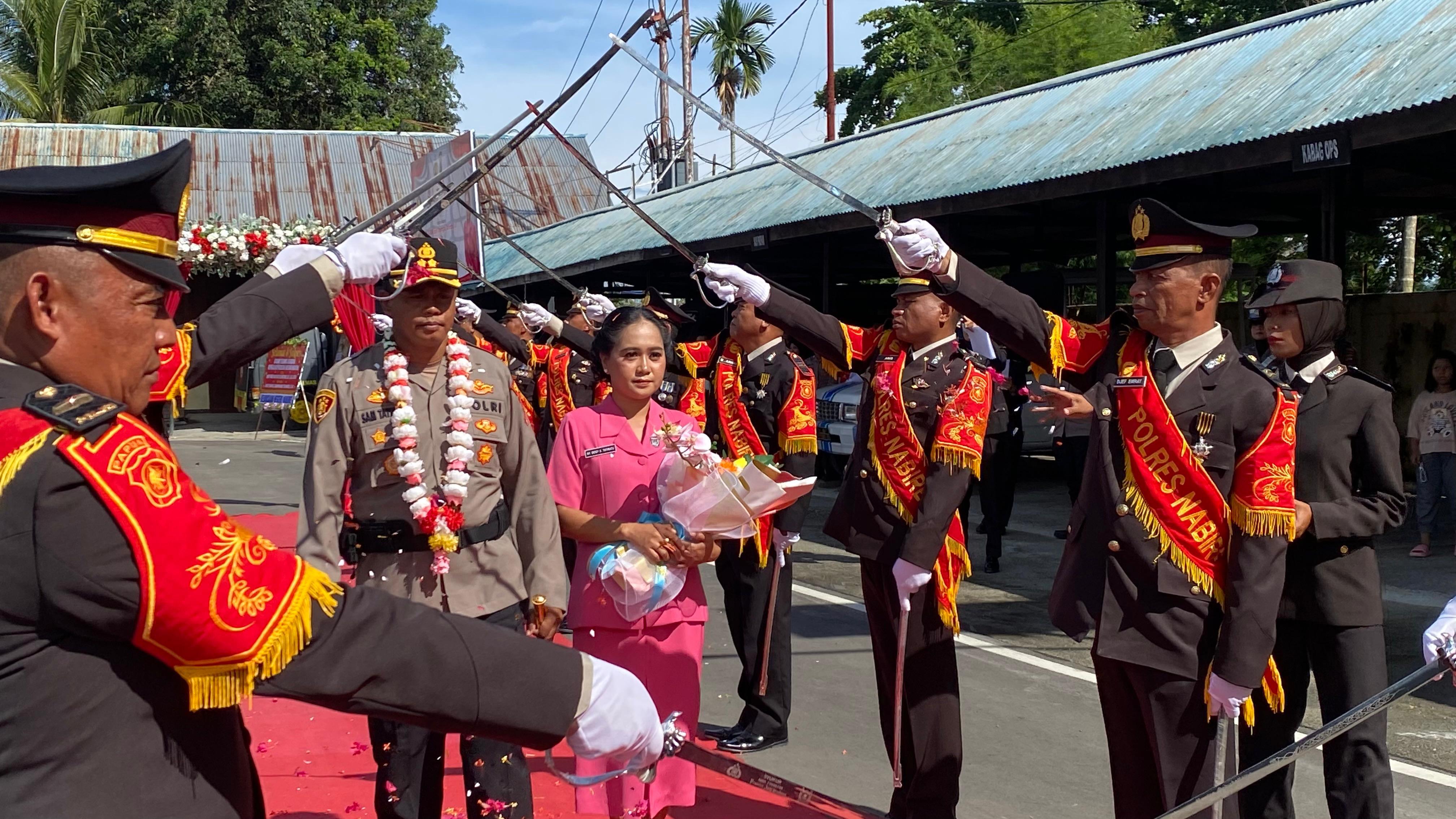 Kapolres Nabire yang baru, AKBP, Samuel Dominggus Tatiratu beserta istri saat dijemput anggota Polres Nabire dengan tradisi Pedang Pora. (CEPOSONLINE.COM/THERESIA F. TEKEGE)