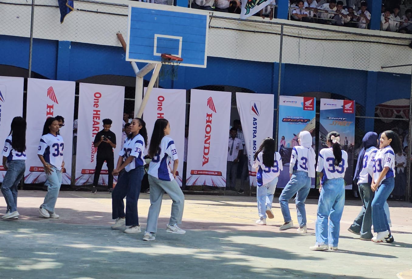 Tim Dance SMAN 4 Jayapura saat menunjukkan peformance roadshow Honda DBL With Kopi Good Day 2025 Papua dihalaman sekolah SMAN 4 Jayapura, Selasa (14/1/2025. (CEPOSONLINE.COM/HANS PALEN).